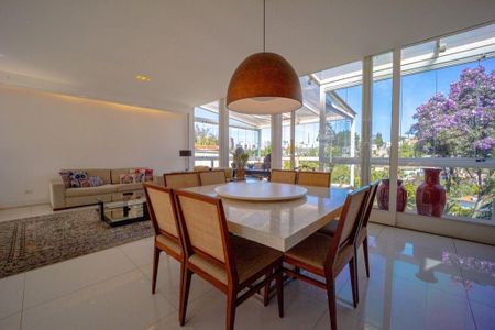 Casa à venda com 3 quartos, 300m² em Pacaembu, São Paulo