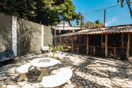 Casa à venda com 1450m², 3 quartos e 5 vagas Casa à venda com 1450m², 3 quartos e 5 vagasQuintal