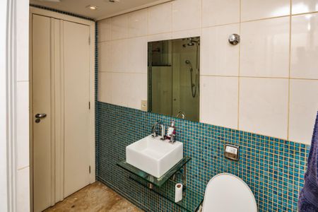 Casa à venda com 1450m², 3 quartos e 5 vagas Casa à venda com 1450m², 3 quartos e 5 vagasBanheiro Social