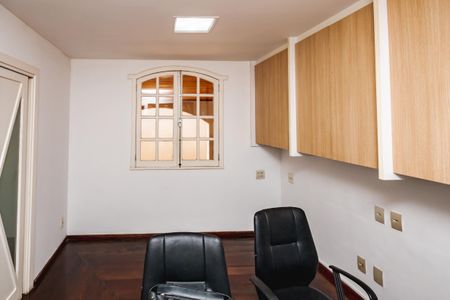 Casa à venda com 1450m², 3 quartos e 5 vagas Casa à venda com 1450m², 3 quartos e 5 vagasEscritório