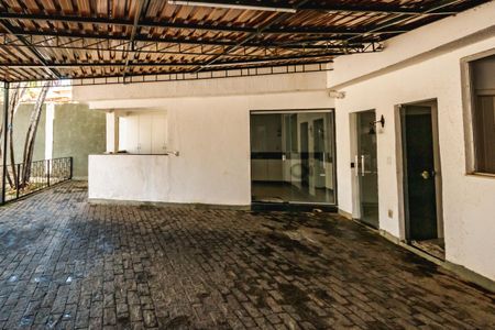 Casa à venda com 1450m², 3 quartos e 5 vagas Casa à venda com 1450m², 3 quartos e 5 vagasGaragem