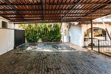Casa à venda com 1450m², 3 quartos e 5 vagas Casa à venda com 1450m², 3 quartos e 5 vagasGaragem