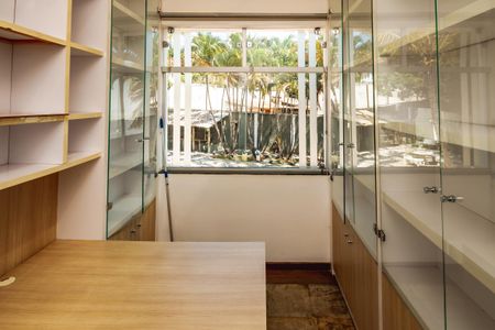 Casa à venda com 1450m², 3 quartos e 5 vagas Casa à venda com 1450m², 3 quartos e 5 vagasBiblioteca