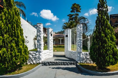 Casa à venda com 1450m², 3 quartos e 5 vagas Casa à venda com 1450m², 3 quartos e 5 vagasFachada