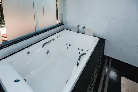 Casa à venda com 1450m², 3 quartos e 5 vagas Casa à venda com 1450m², 3 quartos e 5 vagasBanheiro da Suíte 1