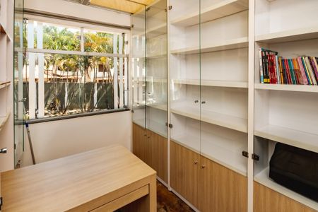 Casa à venda com 1450m², 3 quartos e 5 vagas Casa à venda com 1450m², 3 quartos e 5 vagasBiblioteca