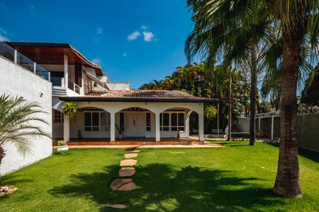 Casa à venda com 1450m², 3 quartos e 5 vagas Casa à venda com 1450m², 3 quartos e 5 vagasFachada