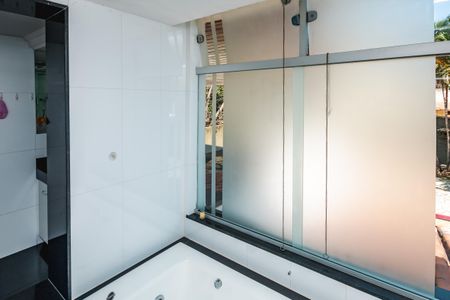 Casa à venda com 1450m², 3 quartos e 5 vagas Casa à venda com 1450m², 3 quartos e 5 vagasBanheiro da Suíte 1