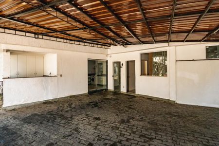 Casa à venda com 1450m², 3 quartos e 5 vagas Casa à venda com 1450m², 3 quartos e 5 vagasGaragem