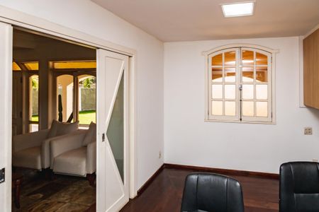 Casa à venda com 1450m², 3 quartos e 5 vagas Casa à venda com 1450m², 3 quartos e 5 vagasEscritório
