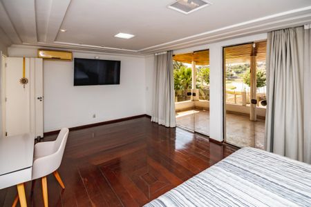 Casa à venda com 1450m², 3 quartos e 5 vagas Casa à venda com 1450m², 3 quartos e 5 vagasSuíte 1