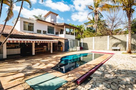 Casa à venda com 1450m², 3 quartos e 5 vagas Casa à venda com 1450m², 3 quartos e 5 vagasPiscina