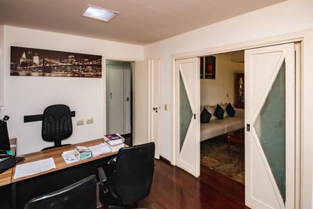 Casa à venda com 1450m², 3 quartos e 5 vagas Casa à venda com 1450m², 3 quartos e 5 vagasEscritório