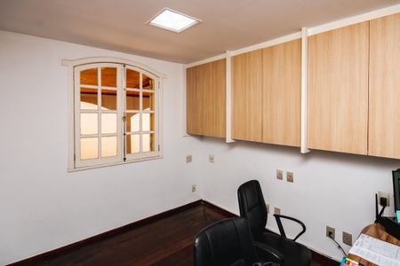Casa à venda com 1450m², 3 quartos e 5 vagas Casa à venda com 1450m², 3 quartos e 5 vagasEscritório