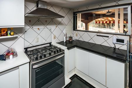 Casa à venda com 1450m², 3 quartos e 5 vagas Casa à venda com 1450m², 3 quartos e 5 vagasCozinha