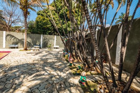 Casa à venda com 1450m², 3 quartos e 5 vagas Casa à venda com 1450m², 3 quartos e 5 vagasQuintal