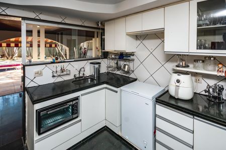 Casa à venda com 1450m², 3 quartos e 5 vagas Casa à venda com 1450m², 3 quartos e 5 vagasCozinha