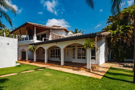 Casa à venda com 1450m², 3 quartos e 5 vagas Casa à venda com 1450m², 3 quartos e 5 vagasFachada