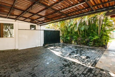 Casa à venda com 1450m², 3 quartos e 5 vagas Casa à venda com 1450m², 3 quartos e 5 vagasGaragem