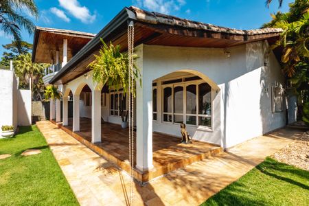 Casa à venda com 1450m², 3 quartos e 5 vagas Casa à venda com 1450m², 3 quartos e 5 vagasFachada