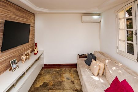 Casa à venda com 1450m², 3 quartos e 5 vagas Casa à venda com 1450m², 3 quartos e 5 vagasSala de TV