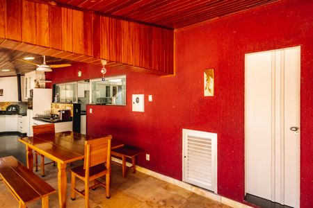 Casa à venda com 1450m², 3 quartos e 5 vagas Casa à venda com 1450m², 3 quartos e 5 vagasÁrea Gourmet