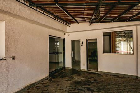 Casa à venda com 1450m², 3 quartos e 5 vagas Casa à venda com 1450m², 3 quartos e 5 vagasÁrea de Serviço