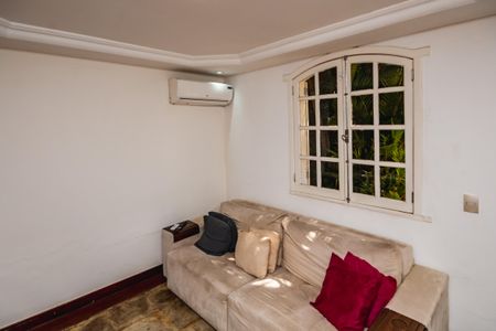 Casa à venda com 1450m², 3 quartos e 5 vagas Casa à venda com 1450m², 3 quartos e 5 vagasSala de TV