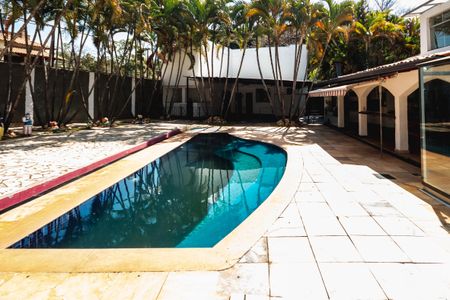 Casa à venda com 1450m², 3 quartos e 5 vagas Casa à venda com 1450m², 3 quartos e 5 vagasPiscina