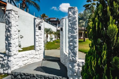 Casa à venda com 1450m², 3 quartos e 5 vagas Casa à venda com 1450m², 3 quartos e 5 vagasFachada
