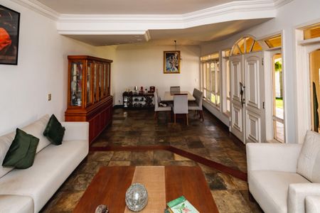 Casa à venda com 1450m², 3 quartos e 5 vagas Casa à venda com 1450m², 3 quartos e 5 vagasSala