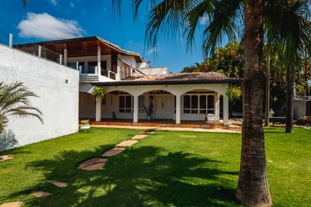 Casa à venda com 1450m², 3 quartos e 5 vagas Casa à venda com 1450m², 3 quartos e 5 vagasFachada
