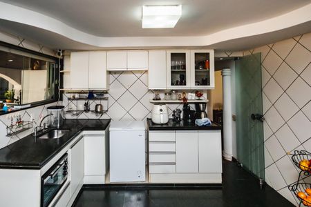 Casa à venda com 1450m², 3 quartos e 5 vagas Casa à venda com 1450m², 3 quartos e 5 vagasCozinha