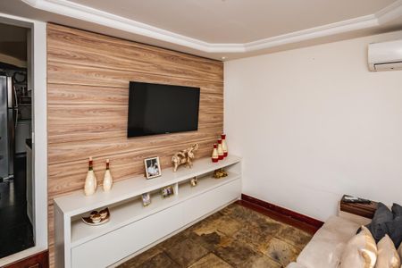Casa à venda com 1450m², 3 quartos e 5 vagas Casa à venda com 1450m², 3 quartos e 5 vagasSala de TV