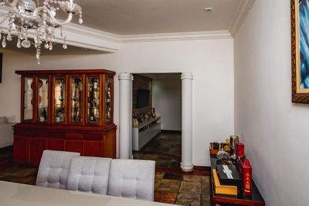 Casa à venda com 1450m², 3 quartos e 5 vagas Casa à venda com 1450m², 3 quartos e 5 vagasSala