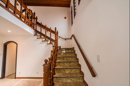 Casa à venda com 270m², 3 quartos e 4 vagasEscada