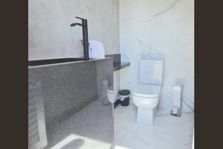 Casa à venda com 165m², 3 quartos e 4 vagas Casa à venda com 165m², 3 quartos e 4 vagasBanheiro de Serviço