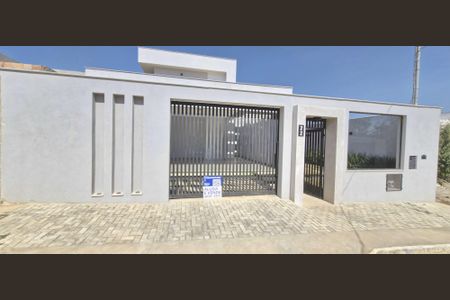 Casa à venda com 165m², 3 quartos e 4 vagas Casa à venda com 165m², 3 quartos e 4 vagasFachada