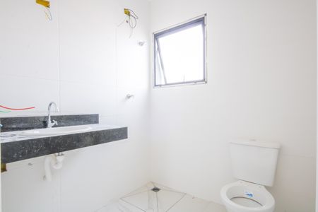 Casa de condomínio à venda com 68m², 2 quartos e 2 vagasBanheiro da Suíte 1