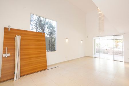 Casa de condomínio para alugar com 310m², 4 quartos e 3 vagasSala