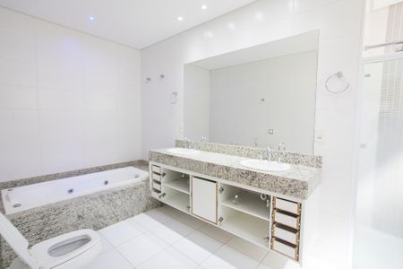 Casa de condomínio para alugar com 310m², 4 quartos e 3 vagasBanheiro da Suíte 1