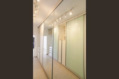 Casa de condomínio para alugar com 310m², 4 quartos e 3 vagasCloset da Suíte 1