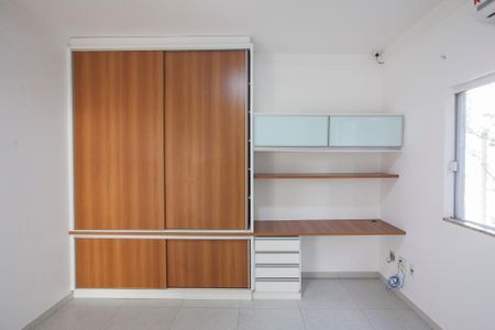 Casa de condomínio para alugar com 310m², 4 quartos e 3 vagasEscritório