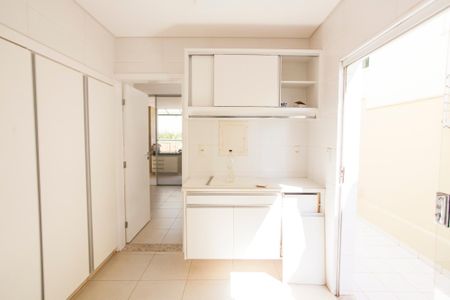 Casa de condomínio para alugar com 310m², 4 quartos e 3 vagasÁrea de Serviço