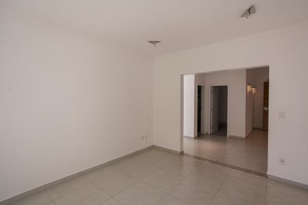 Casa de condomínio para alugar com 310m², 4 quartos e 3 vagasSala de TV