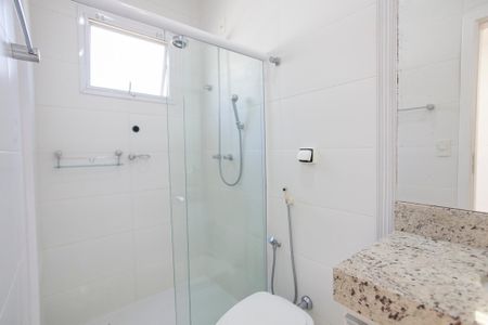 Casa de condomínio para alugar com 310m², 4 quartos e 3 vagasBanheiro da Suíte 4