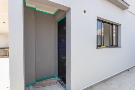 Casa à venda com 68m², 2 quartos e 2 vagasFachada