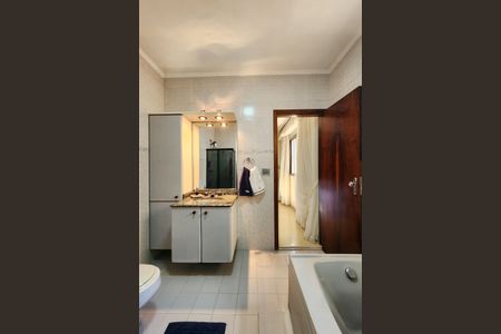 Casa à venda com 222m², 4 quartos e 4 vagas Casa à venda com 222m², 4 quartos e 4 vagasBanheiro da Suíte