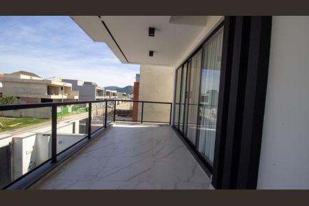 Casa de condomínio à venda com 214m², 4 quartos e 2 vagas Casa de condomínio à venda com 214m², 4 quartos e 2 vagasVaranda da Suíte 1