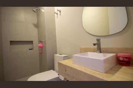 Casa de condomínio à venda com 214m², 4 quartos e 2 vagas Casa de condomínio à venda com 214m², 4 quartos e 2 vagasBanheiro da Suíte 2